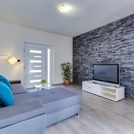 A & J Apartment Petrcane