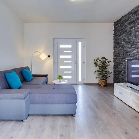 A & J Apartment *