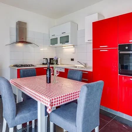 Apartment A & J *